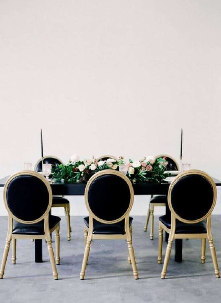63. Decoração clean com cadeiras e mesa preta para mini wedding – Foto: 100 Layer Cake