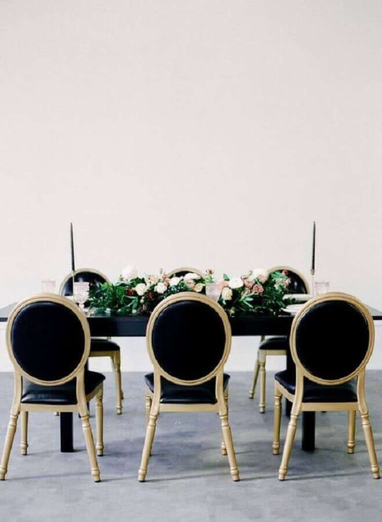 63. Decora&ccedil;&atilde;o clean com cadeiras e mesa preta para mini wedding &ndash; Foto: 100 Layer Cake