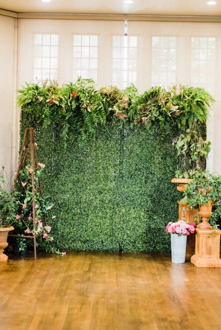 70. Painel de lflores e plantas na festa para fotos especiais &ndash; Foto Ruffled Blog