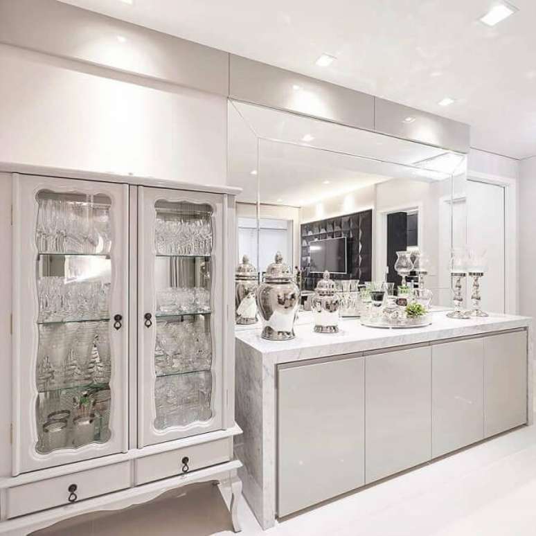 5. Decora&ccedil;&atilde;o clean e cl&aacute;ssica com cristaleira antiga branca. Fonte: Mariana Baptista e Marilda Baptista Arquitetura
