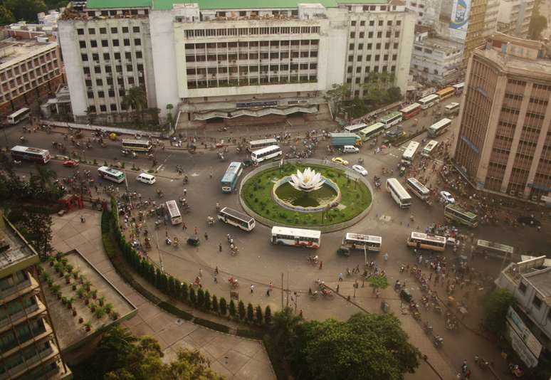Vista da Praça Shapla, no distrito financeiro de Dhaka, de um andar alto do Banco de Bangladesh
