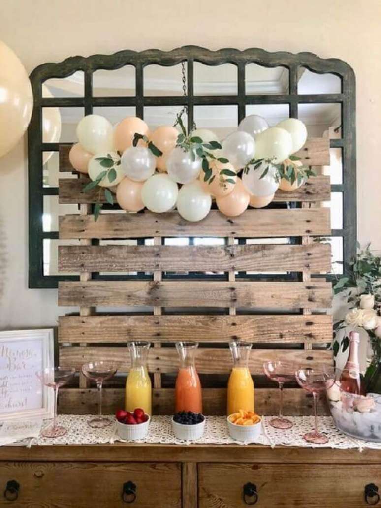 27. Decora&ccedil;&atilde;o mini wedding barato com bexigas pequenas e paleet &ndash; Foto: Oh How Charming