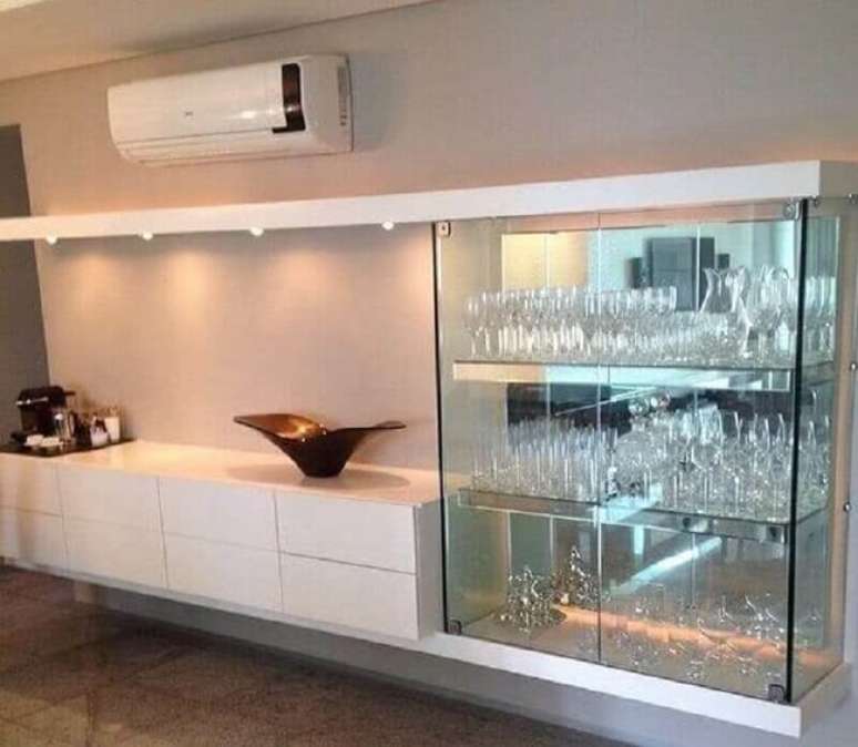 35. Alguns modelos de cristaleira branca moderna podem apresentar estrutura combinada com outros m&oacute;veis. Fonte: Constru&ccedil;&atilde;o e Design