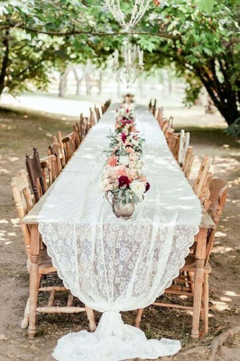 62. A toalha de renda deu o toque romântico na decoração mini wedding rústico – Foto: Wedding Forward