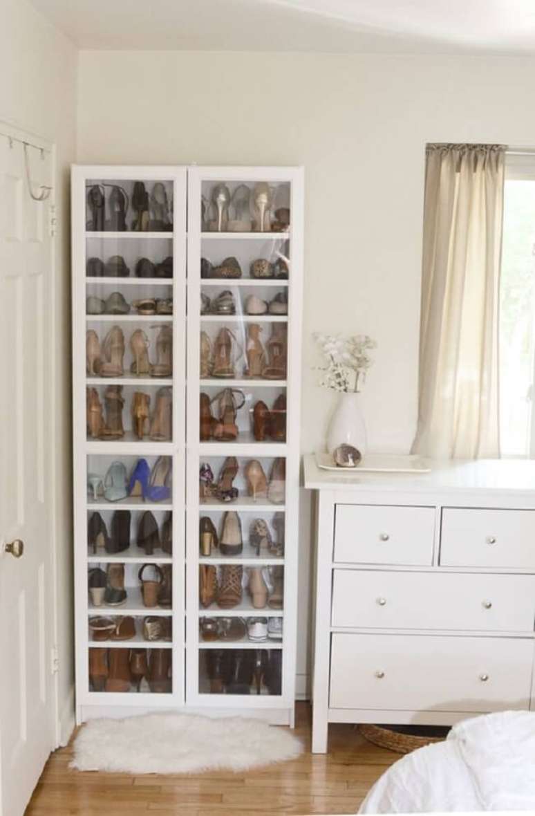 17. Organize diferentes sapatos dentro da cristaleira branca. Fonte: Pinterest