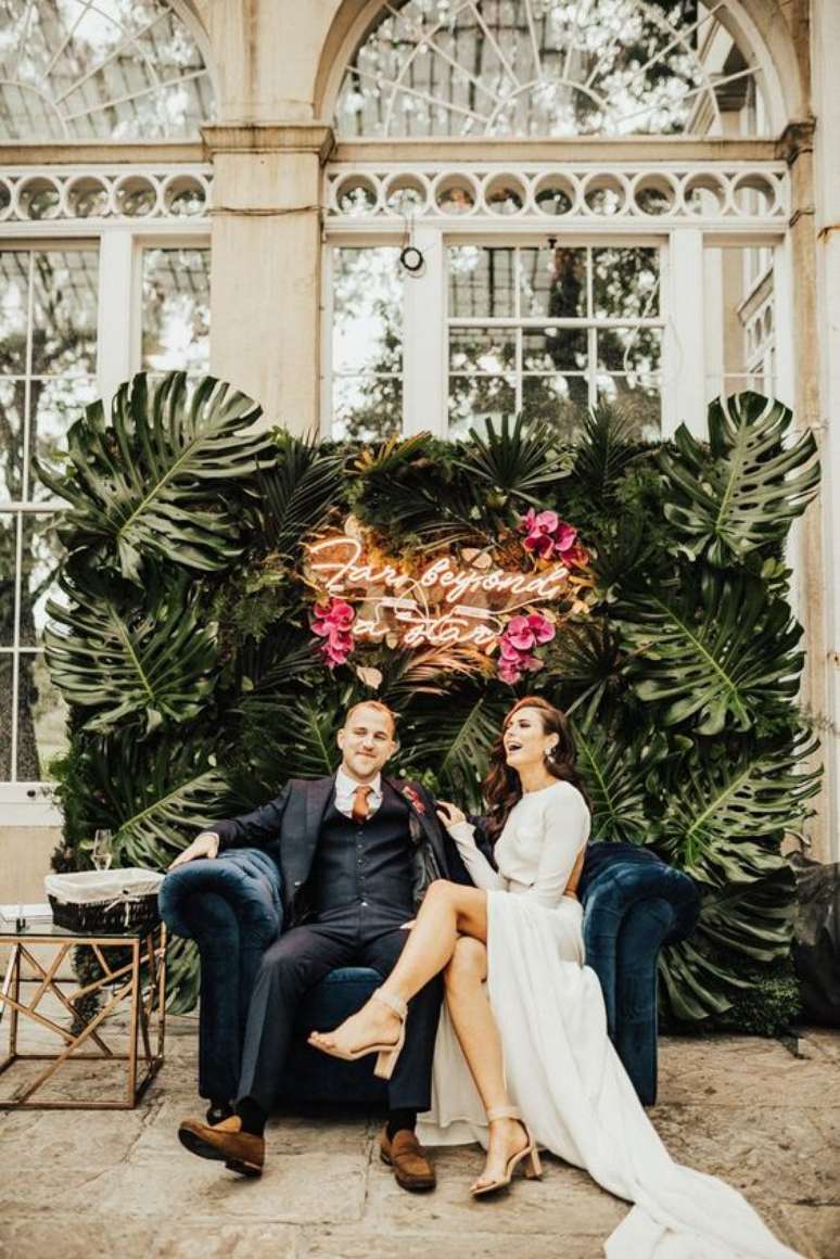 27. Casamento com painel de flores para decora&ccedil;&atilde;o &ndash; Foto esty