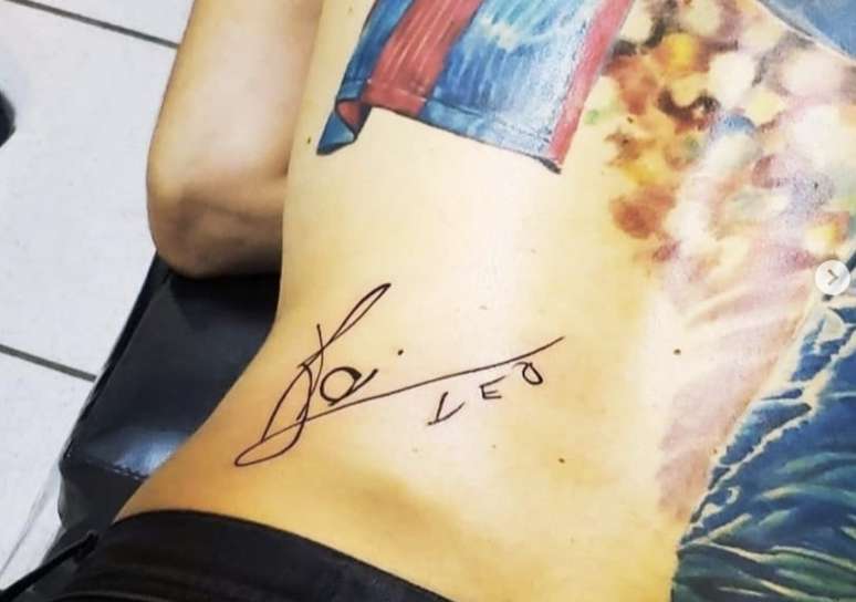 Igor Magalhães eternizou o autógrafo de Messi onde craque assinou, ao lado de tatuagem que viralizou e recebeu elogios do camisa 10 (Reprodução / Instagram)