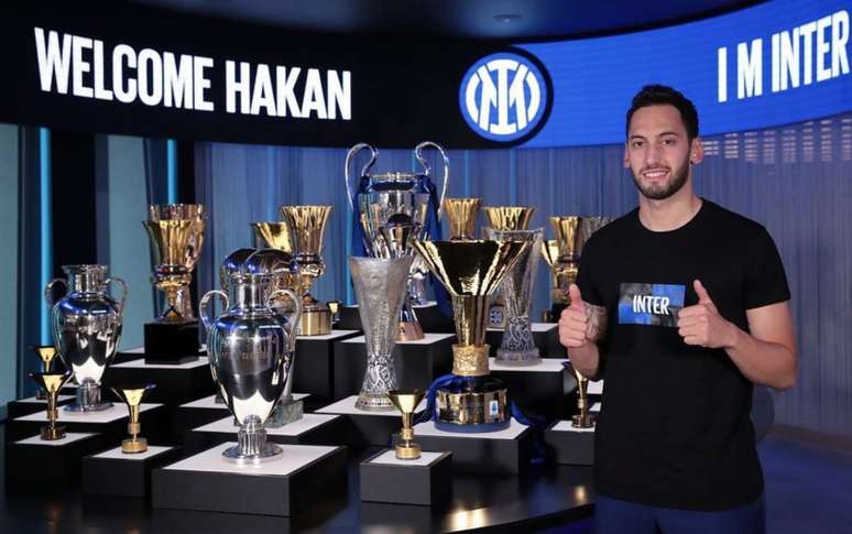 Çalhanoglu assinou contrato até junho de 2024 com a Inter de Milão (Foto: Divulgação / Inter de Milão)