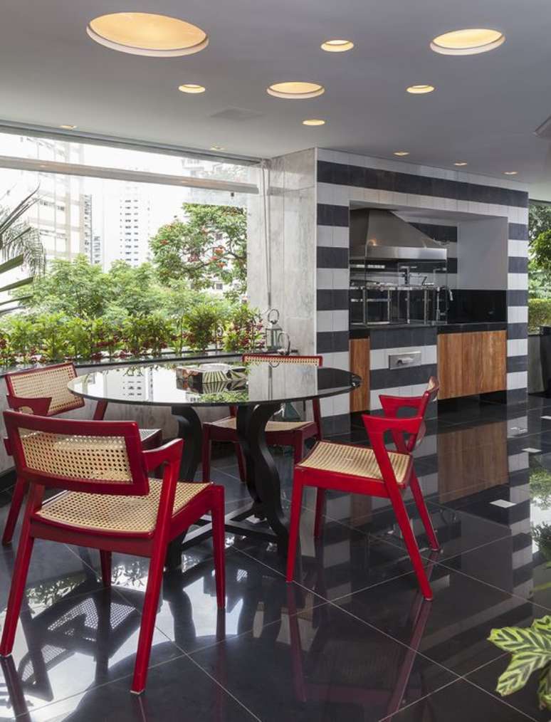 12. Sala de jantar com mesa de vidro e cadeira vermelha &ndash; Foto Casa de Valentina