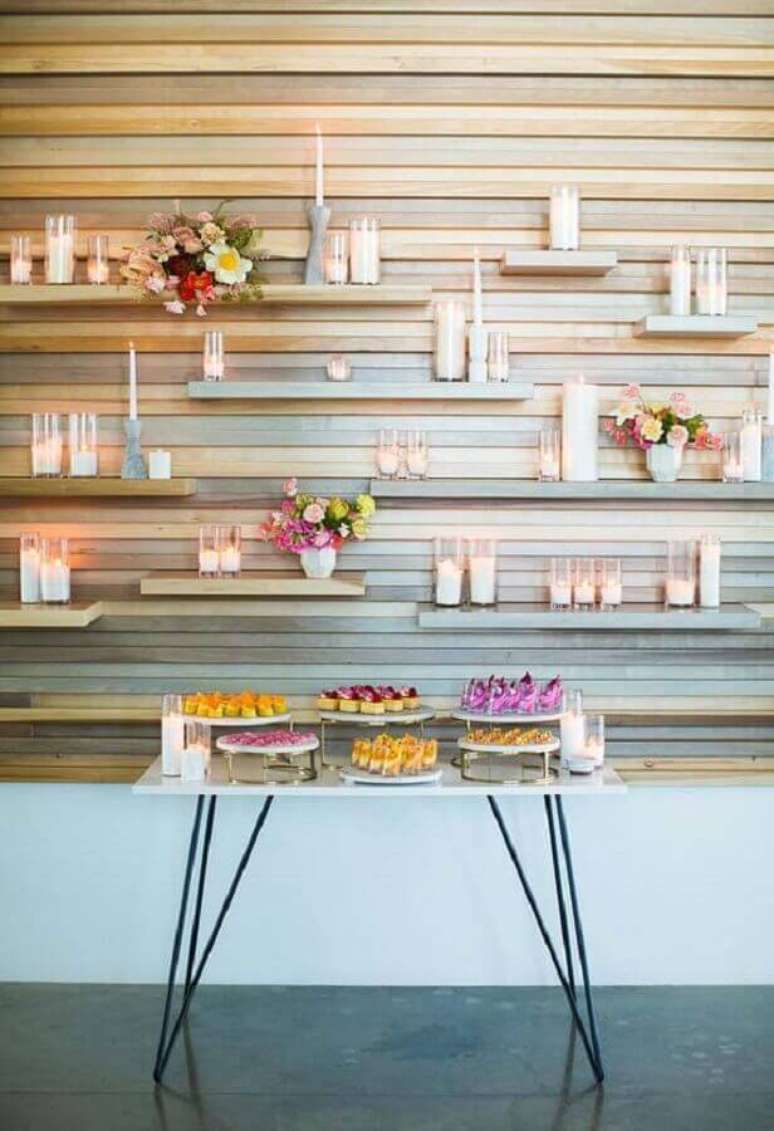 28. A madeira também pode estar presente na decoração mini wedding moderno – Foto: 100 Layer Cake