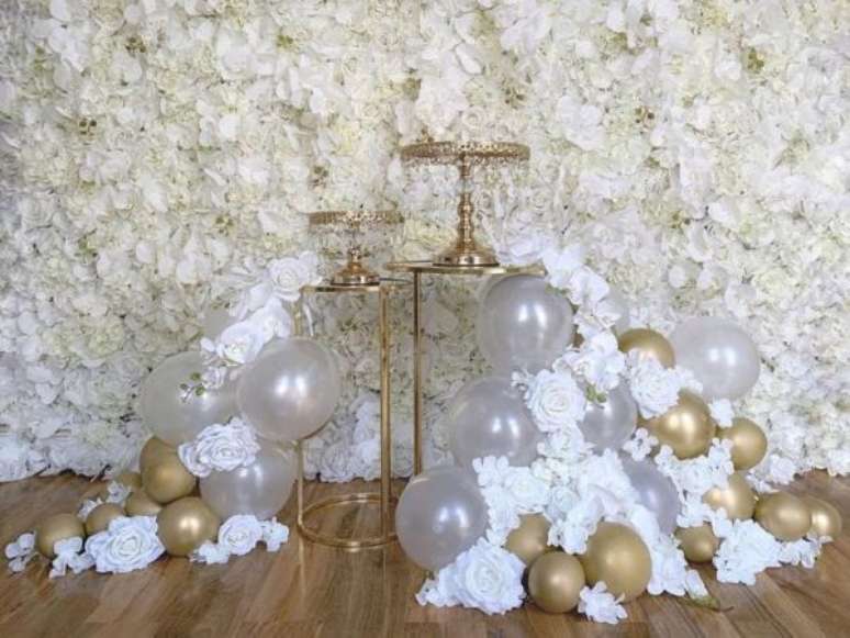 36. Painel de flores artificiais brancas &ndash; Foto The Gold Home