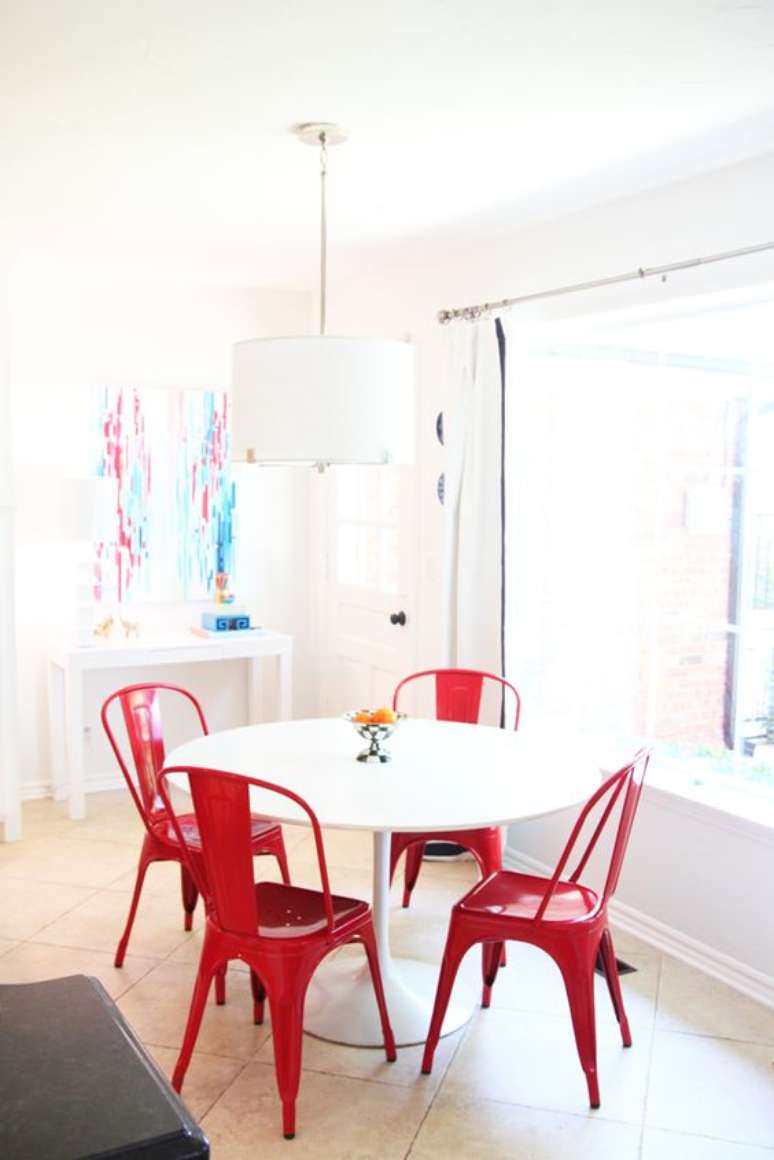 2. Cadeira vermelha de ferro com mesa redonda branca – Foto Pencil Shavings Studio