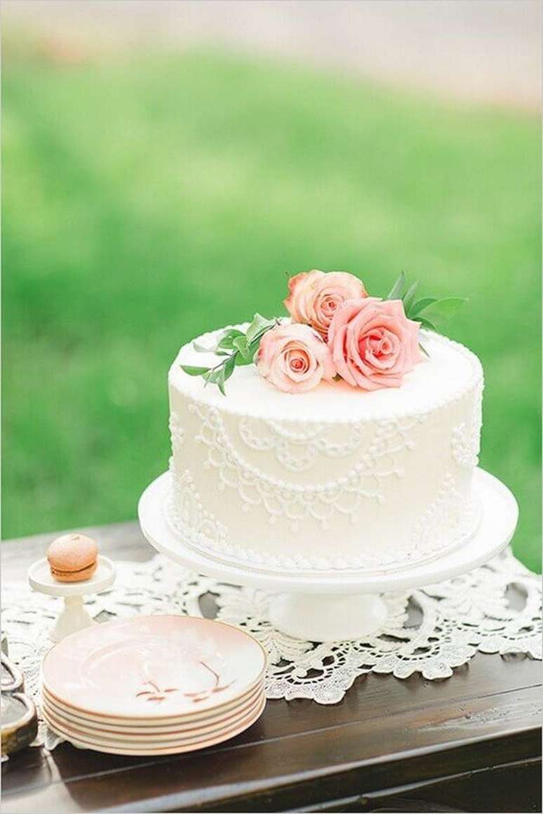 21. Lindo e delicado bolo para casamento mini wedding – Foto: Leeches