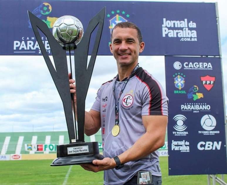 Ranielle com a taça da conquista do estadual paraibano (Foto: Divulgação/Campinense)