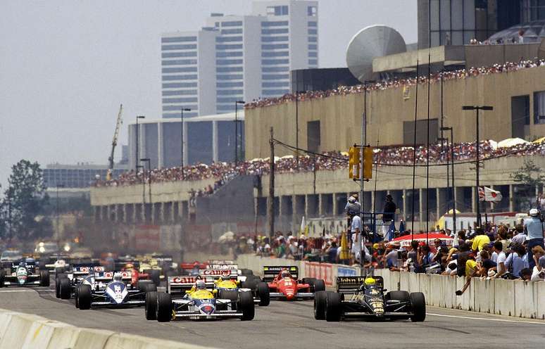 Senna perdeu a liderança no início da corrida para Mansell, mas a recuperou na volta 8 