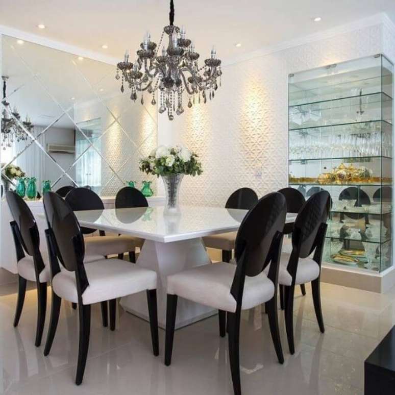 14. Organize ta&ccedil;as, copos e pratos de porcelana dentro da cristaleira branca. Fonte: Viviane Maistro Giampini