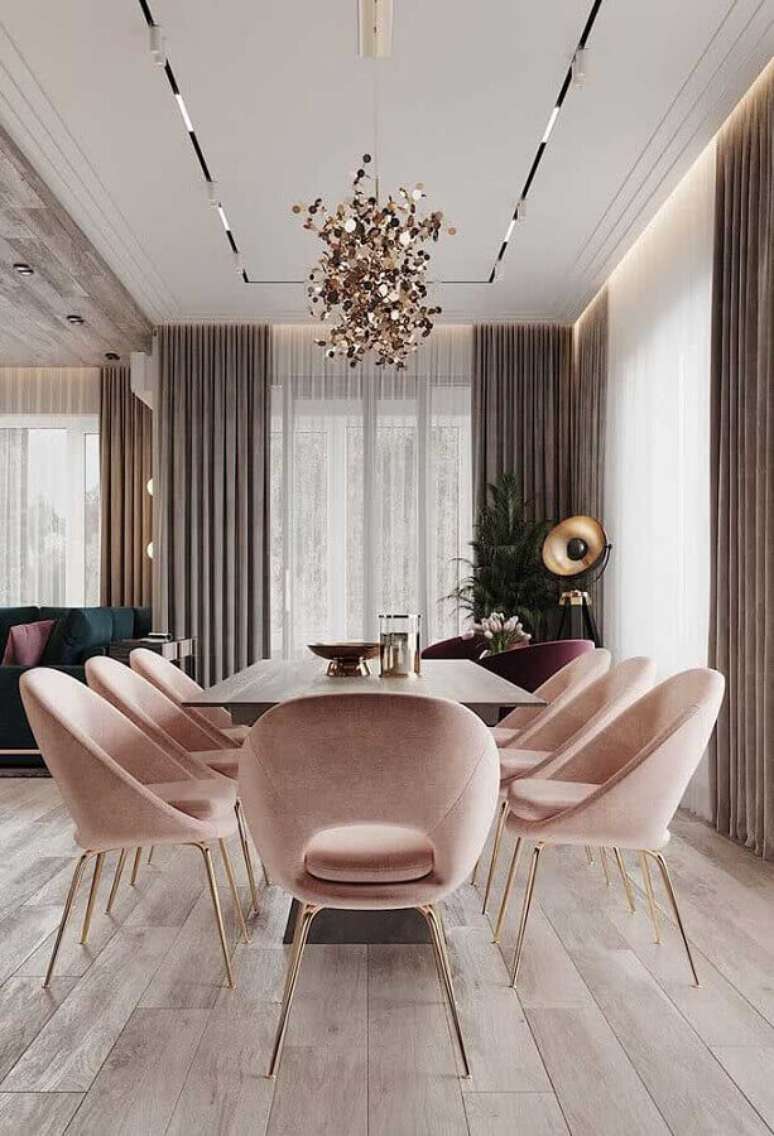 1. Decoração moderna com lustre de teto para sala de jantar com cadeiras estofadas – Foto: Pinterest