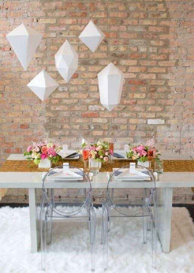 31. Mini wedding em casa com decoração moderna e parede de tijolinho dando um toque mais aconchegante ao ambiente – Foto: Dulce Debut