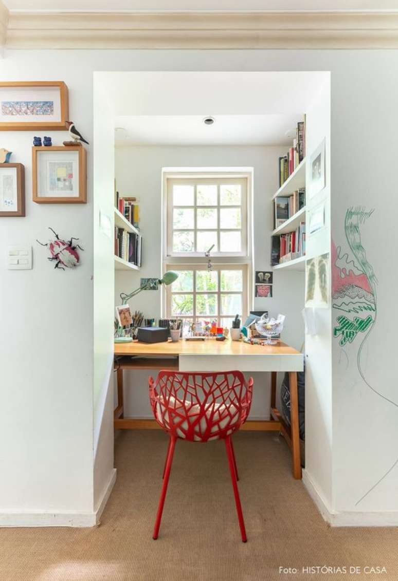 54. Escrivaninha com cadeira vermelha – Foto Histórias de Casa