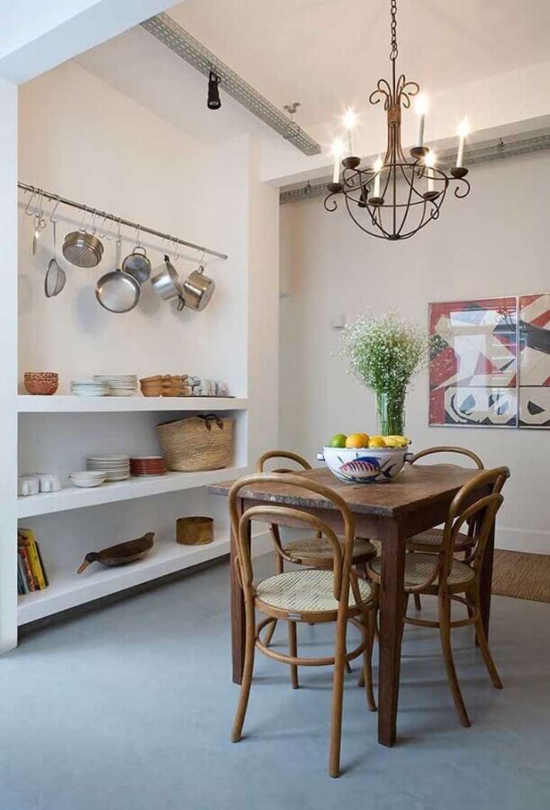 36. Decora&ccedil;&atilde;o simples com lustre de teto para sala de jantar &ndash; Foto: Behance