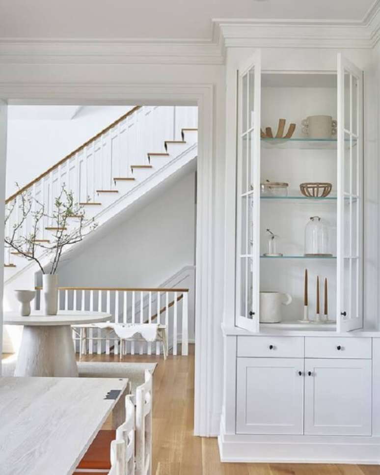3. Decora&ccedil;&atilde;o clean e funcional com cristaleira branca embutida instalada pr&oacute;xima a sala de jantar. Fonte: Pinterest