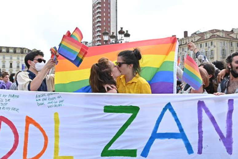 Parada do orgulho LGBT+ em Turim, norte da Itália, com faixa em defesa do 'projeto Zan'