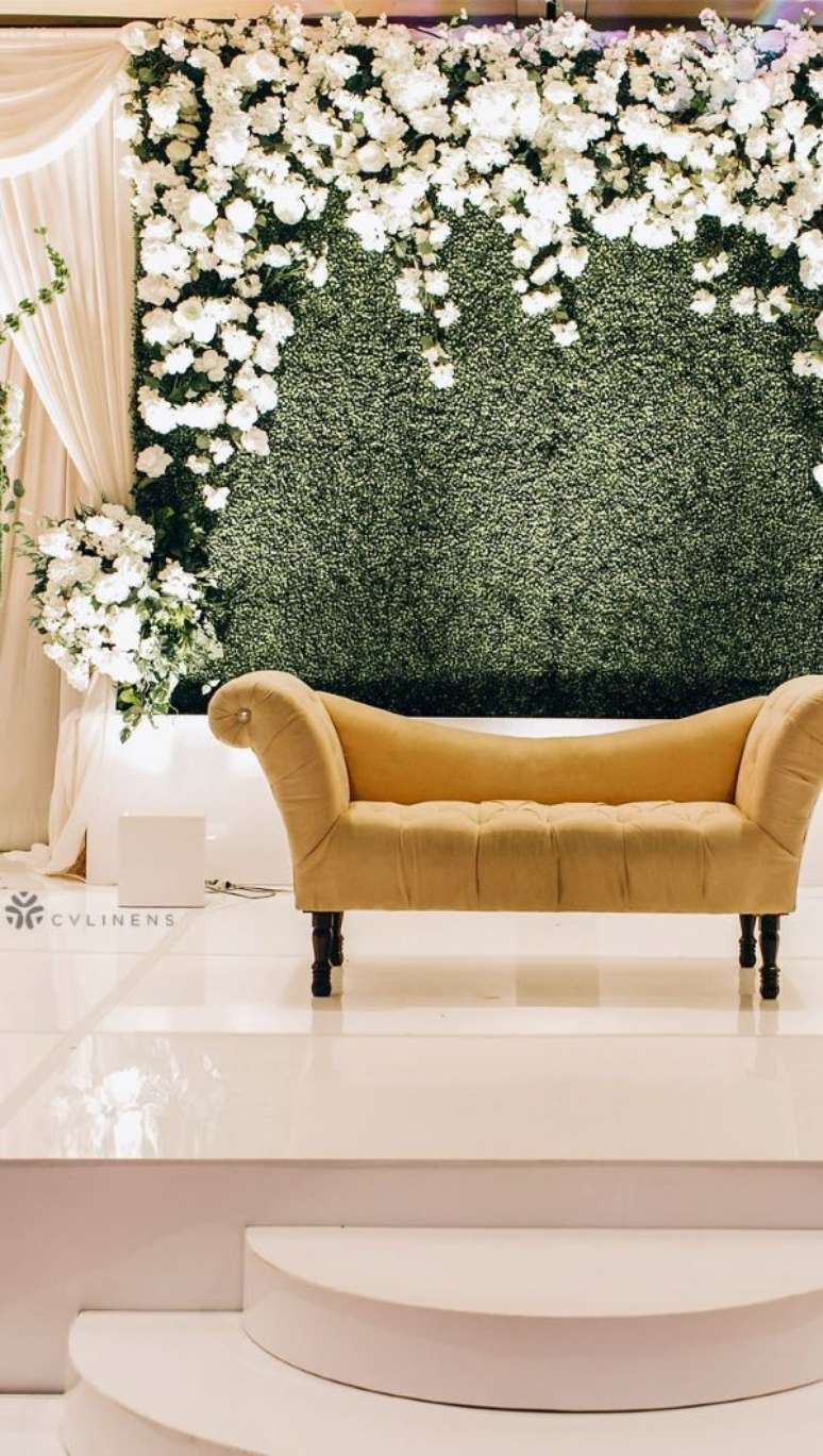 41. Painel de flores brancas e sof&aacute; cl&aacute;ssico &ndash; Foto Pinterest