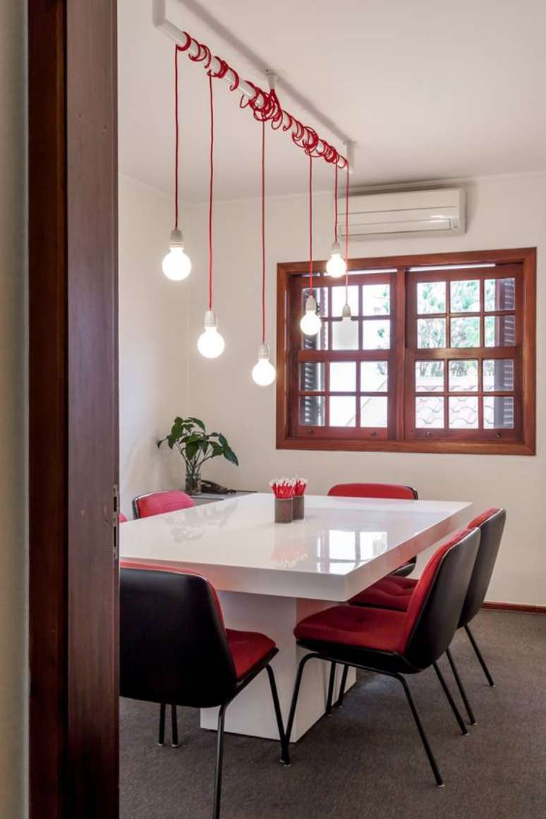 29. Cadeira vermelha e preta para sala de jantar – Foto Casa de Valentina