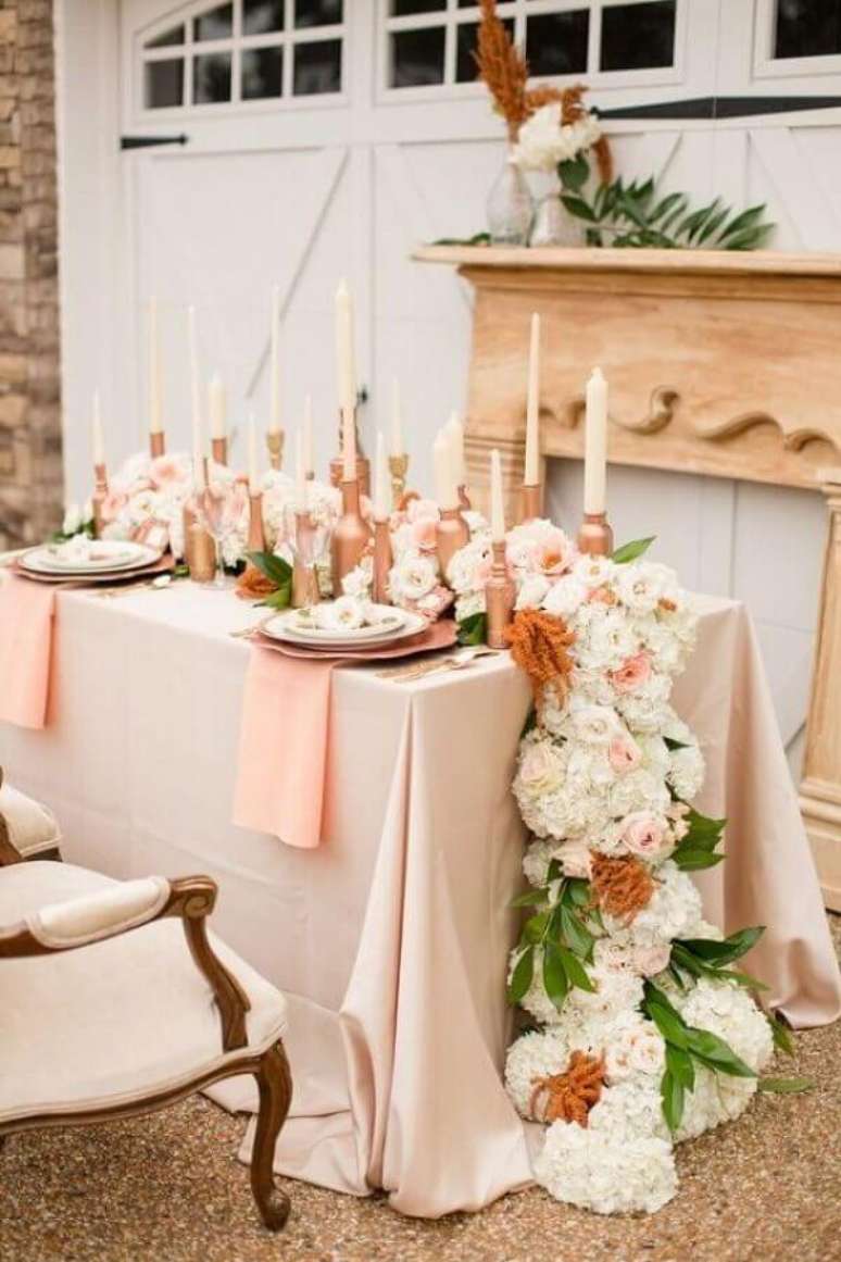 34. Linda e delicada decora&ccedil;&atilde;o rom&acirc;ntica para casamento mini wedding em casa com arranjo de rosas e detalhes em rose gold &ndash; Foto: Weddbook