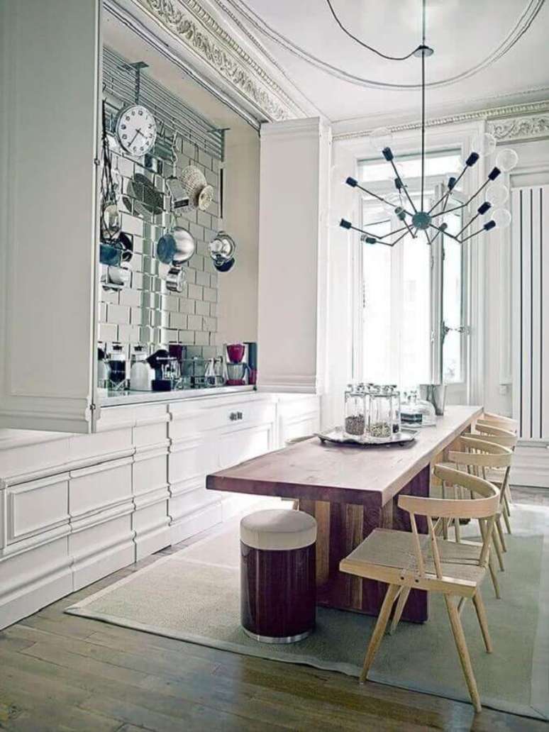 5. Decoração moderna com lustre para cozinha de teto – Foto: Pinterest