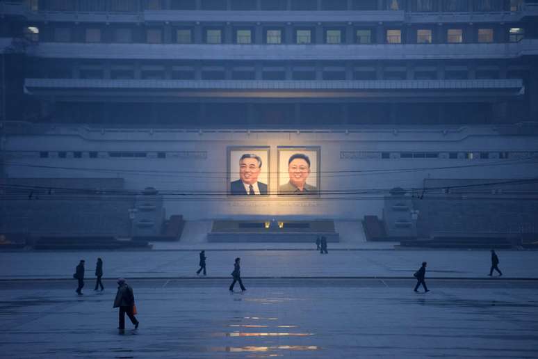 Retratos de Kim Il-sung e Kim Jong-il na praça Kim Il-sung, Pyongyang