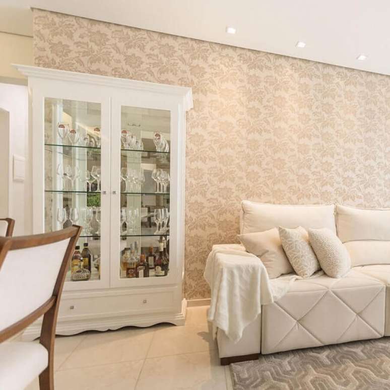 37. A cristaleira de madeira branca se conecta com a decoração da sala de estar e jantar. Fonte: A2 Arquitetura