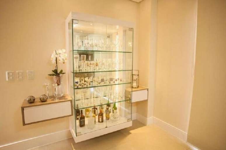 11. Reserve um espa&ccedil;o na parede para acomodar uma linda cristaleira branca. Fonte: Gra&ccedil;a Brenner