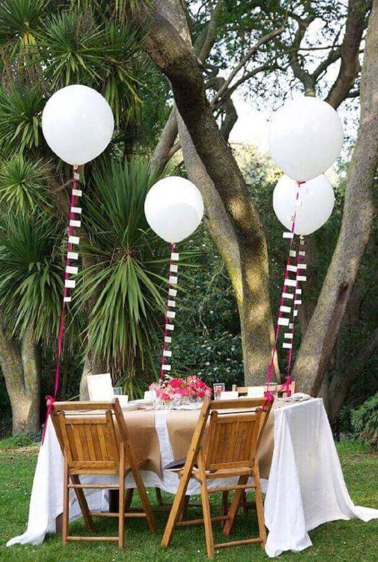 40. Decora&ccedil;&atilde;o mini wedding ao ar livre com bal&otilde;es brancos &ndash; Foto: Neu dekoration stile
