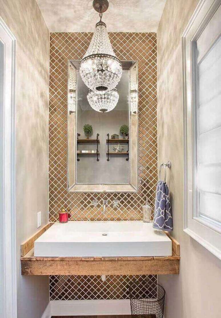 12. Lustre de teto de cristal para decoração de banheiro pequeno e sofisticado – Foto: Pinterest