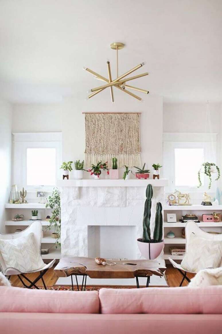 17. Decoração clean com sofá rosa e lustre de teto para sala de estar – Foto: Apartment Therapy