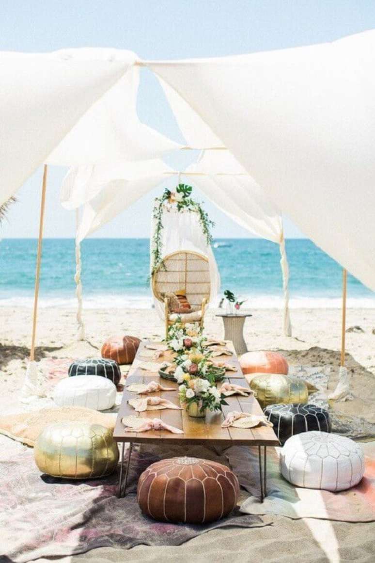 55. O mini wedding r&uacute;stico na praia fica lindo e super rom&acirc;ntico &ndash; Foto: Pinterest