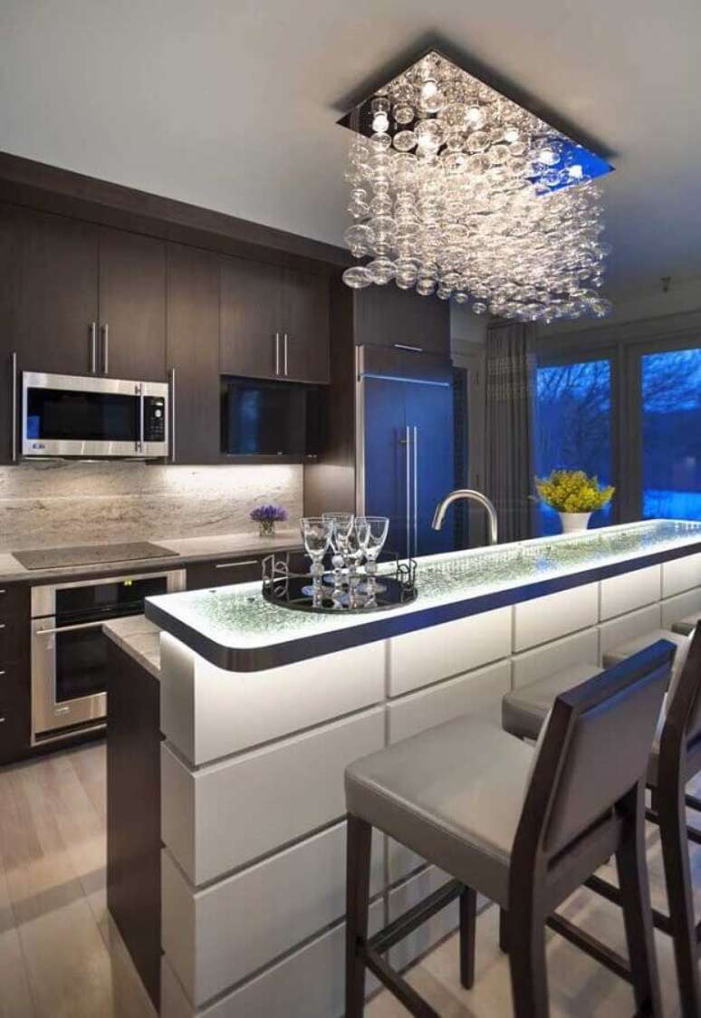 31. Decora&ccedil;&atilde;o moderna com lustre para cozinha de teto &ndash; Foto: Home Fashion Trend