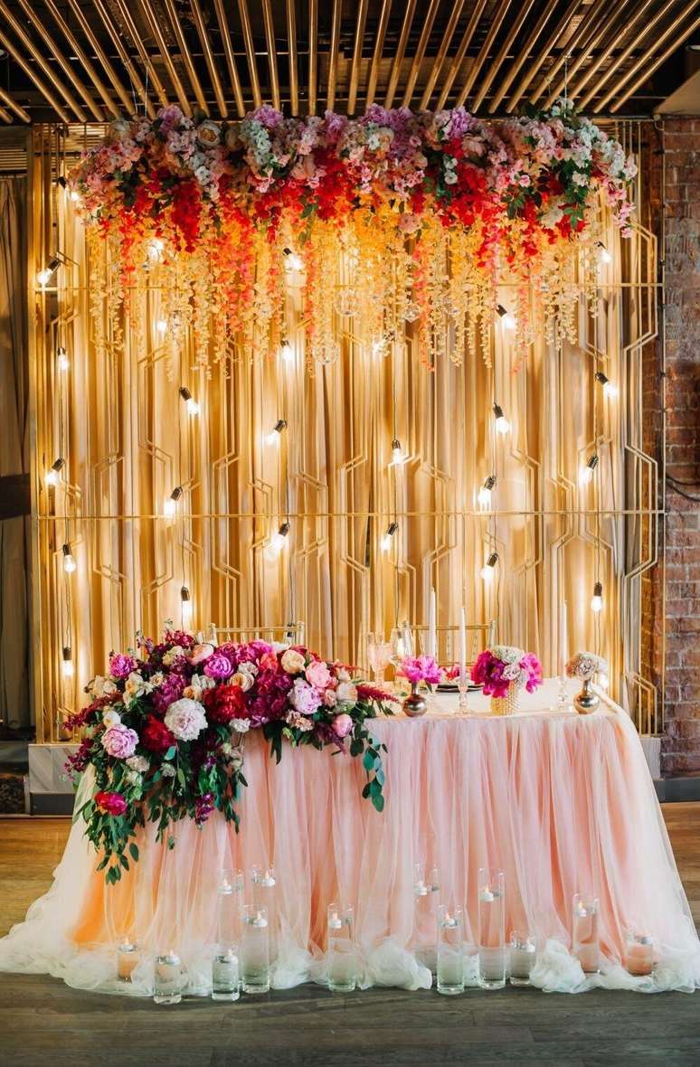 54. Painel de flores e luzes &ndash; Foto Wedding Joselyn Journal