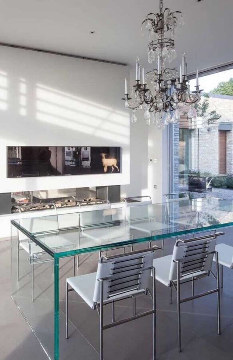 33. Decoração moderna com mesa de vidro e lustre de teto para sala de jantar – Foto: Pinterest