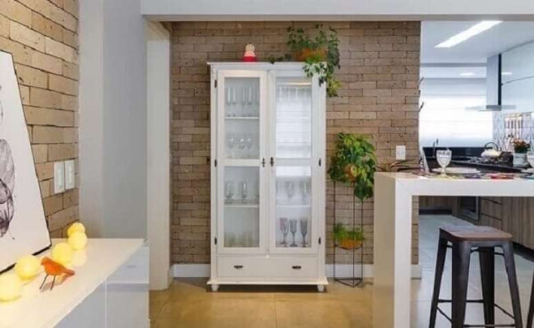 46. Decora&ccedil;&atilde;o clean com cristaleira branca r&uacute;stica. Fonte: Pinterest