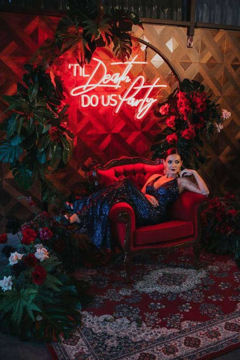 66. Painel de flores para festa de aniversario chique &ndash; Foto The Wedding Playbook