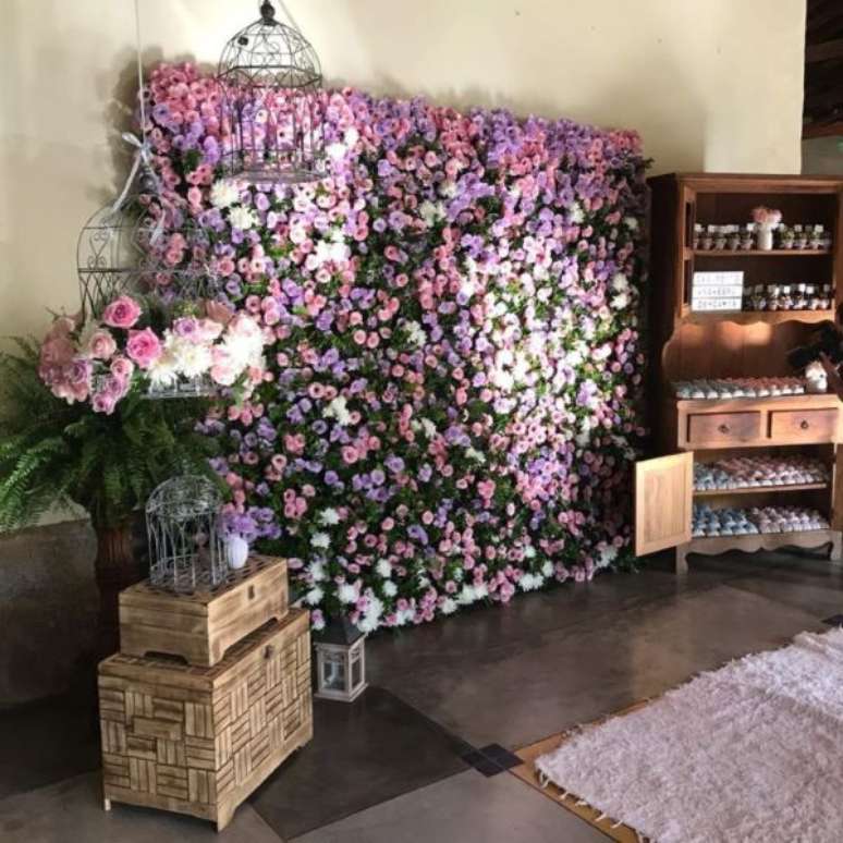 57. Painel de flores em tons de roxo na decora&ccedil;&atilde;o de festa &ndash; Foto Monique Ieger