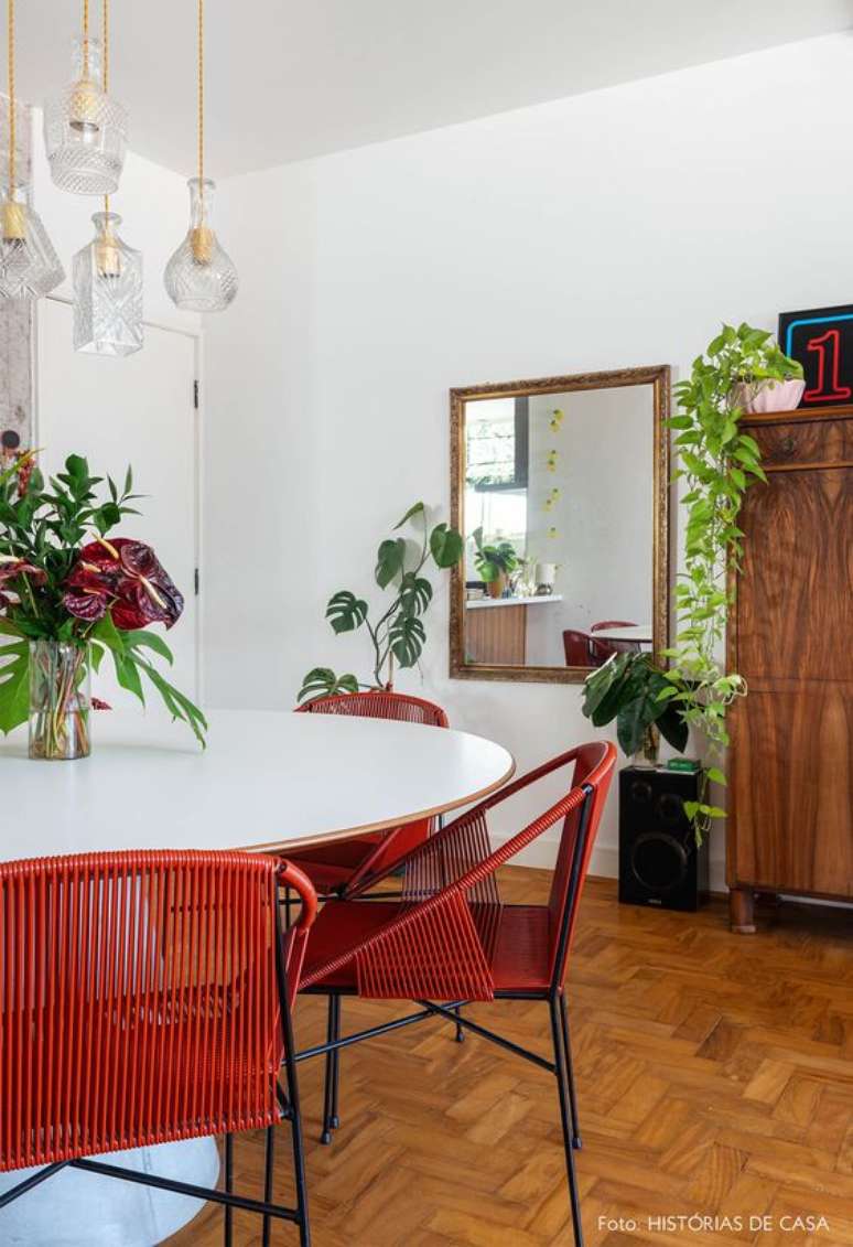 62. Mesa de jantar redonda com cadeira vermelha – Foto Histórias de Casa