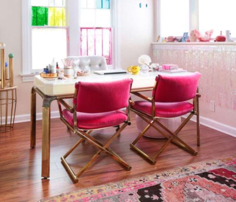 53. Escrit&oacute;rio com cadeira vermelha &ndash; Foto Pinterest