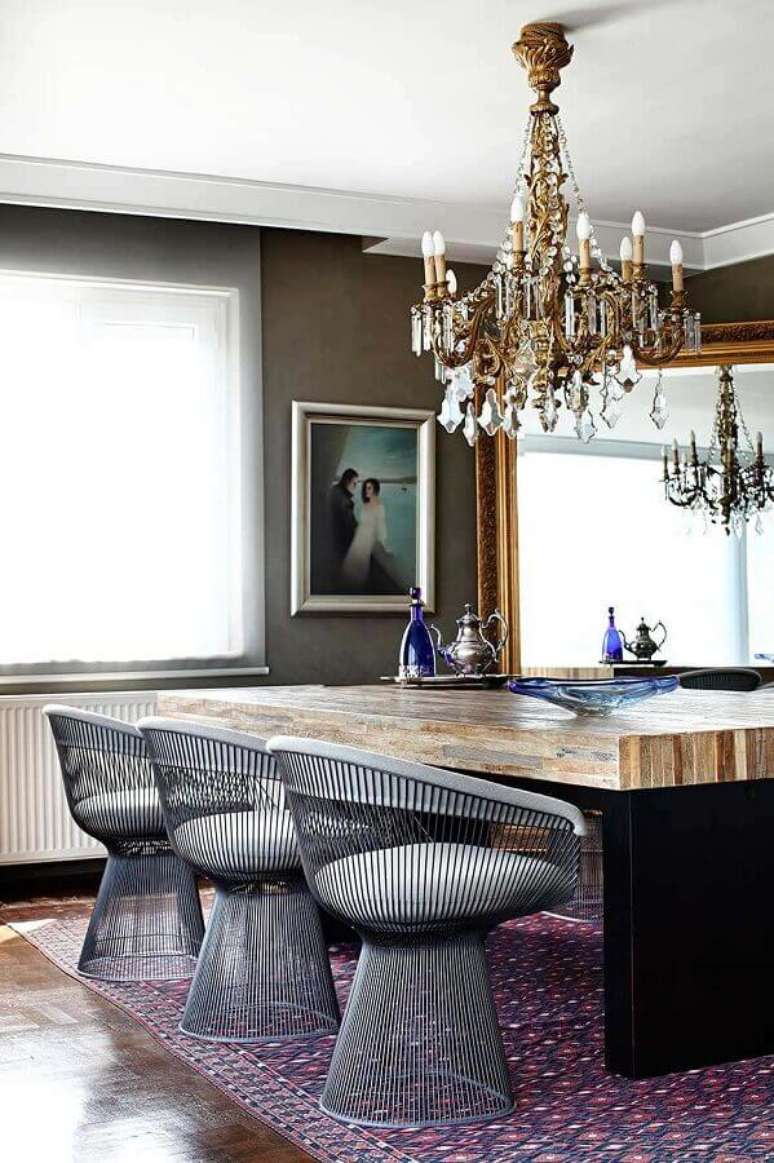 32. Decoração moderna com mesa de madeira rústica e lustre de teto de cristal para sala de jantar – Foto: Houzz