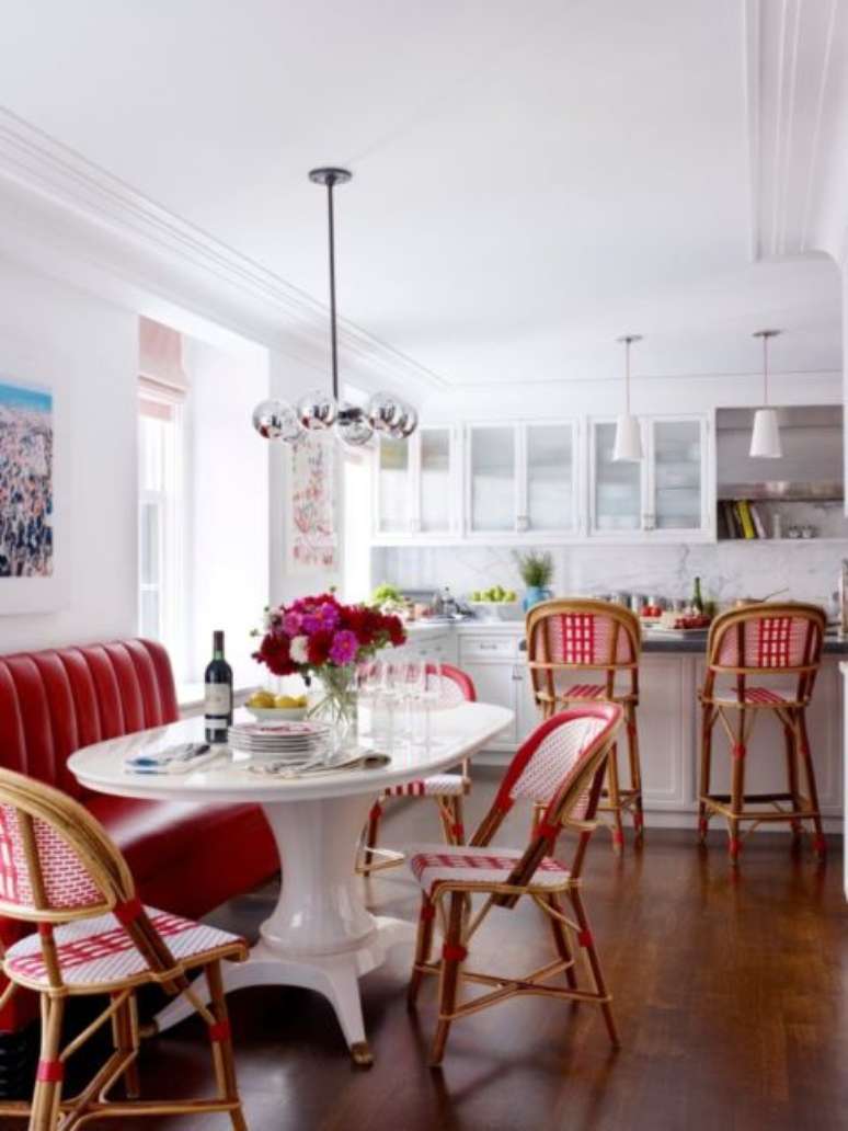 30. Cadeira vermelha estampada com mesa branca – Foto Pinterest