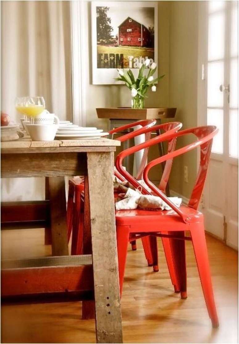51. Decoração rustica com cadeira de ferro – Foto Pinterest