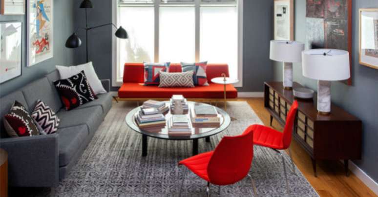 70. Sala de estar com cadeira vermelha – Foto Pinterest