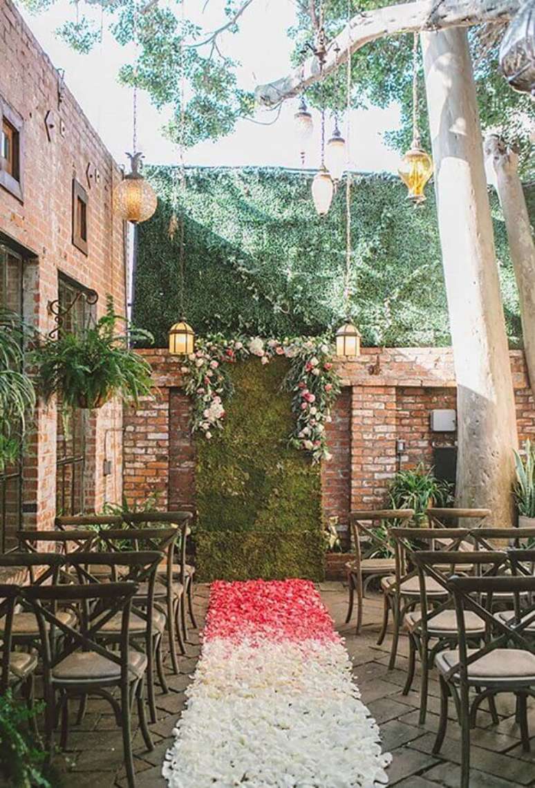 23. Decora&ccedil;&atilde;o com caminho de p&eacute;talas de rosas para cerim&ocirc;nia de casamento mini wedding &ndash; Foto: Pinterest
